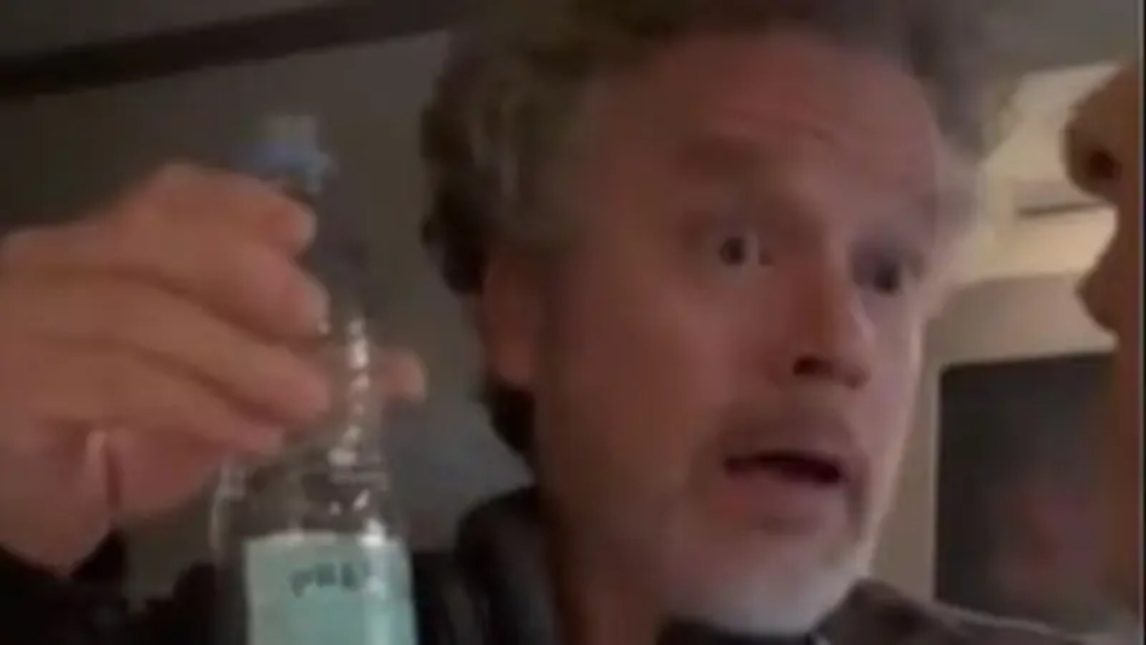 “La piel negra y el olor a brasilero”: detuvieron a un empresario por insultos racistas y homofóbicos en un avión