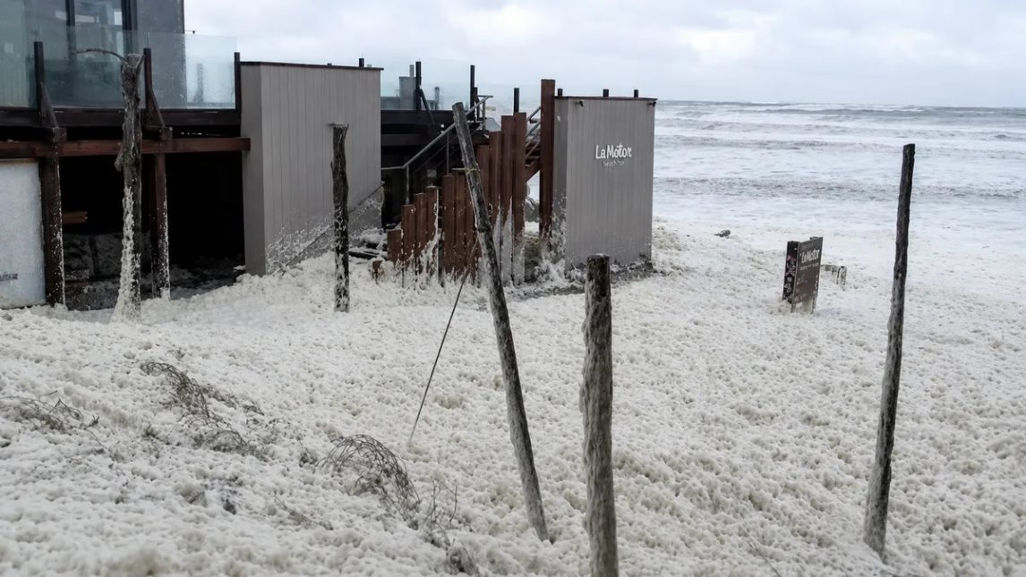 FOTOS: La espuma marina cubrió las playas de Quequén y dejó una postal que parecía nevada