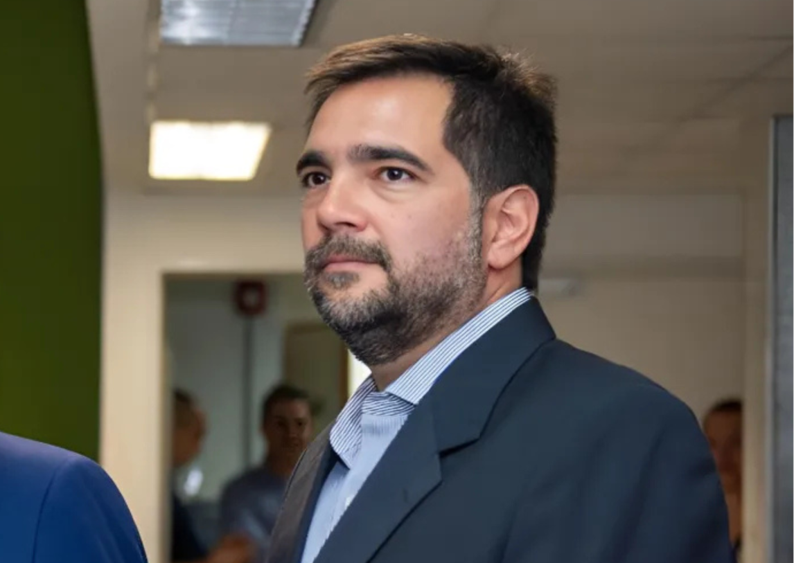 Detuvieron a un exfuncionario nacional tras hallar más de US$650.000 y drogas en un allanamiento
