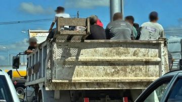 Grabaron a trabajadores municipales viajando “como ganado” en un camión y apuntan contra un intendente