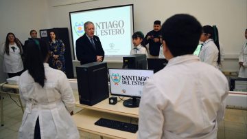 El gobernador Elías Suárez inauguró obras de educación y entregó viviendas sociales: “Pensamos que los derechos de los alumnos tienen que ser igualitarios”