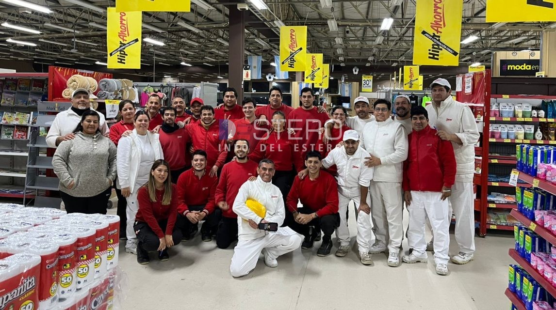 Trabajadores del Híper Libertad se despidieron con una “última foto”