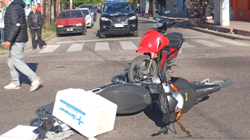 Tres heridos tras un violento choque de motos en Avenida Belgrano y Maipú