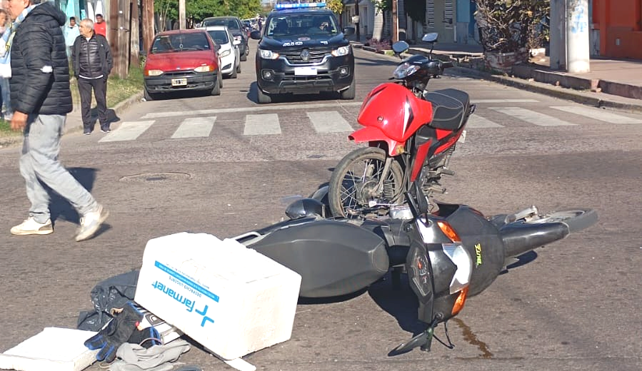Tres heridos tras un violento choque de motos en Avenida Belgrano y Maipú