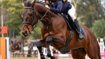 Priscilla Scrimini Churrut se lució en el Regional de Saltos Hípicos con un título y un subcampeonato