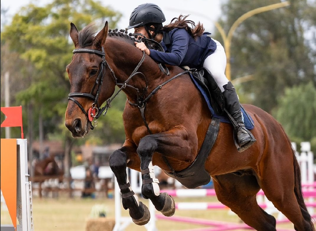 Priscilla Scrimini Churrut se lució en el Regional de Saltos Hípicos con un título y un subcampeonato