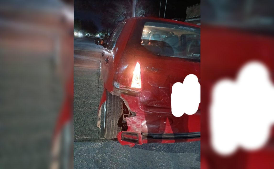 Buscan al conductor de un Cronos gris que chocó un auto estacionado y escapó