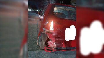 Buscan al conductor de un Cronos gris que chocó un auto estacionado y escapó