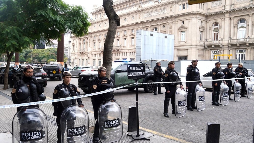 Video: un hombre dejó el bolso sospechoso al lado de un edificio judicial