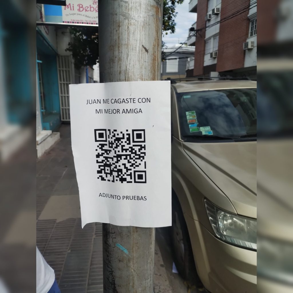 “Me cag…con mi mejor amiga”: el QR que apareció por todo el centro