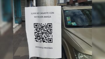 “Me cag…con mi mejor amiga”: el QR que apareció por todo el centro