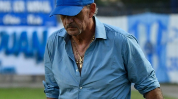 Víctor Riggio presentó la renuncia pero por ahora sigue en Sarmiento