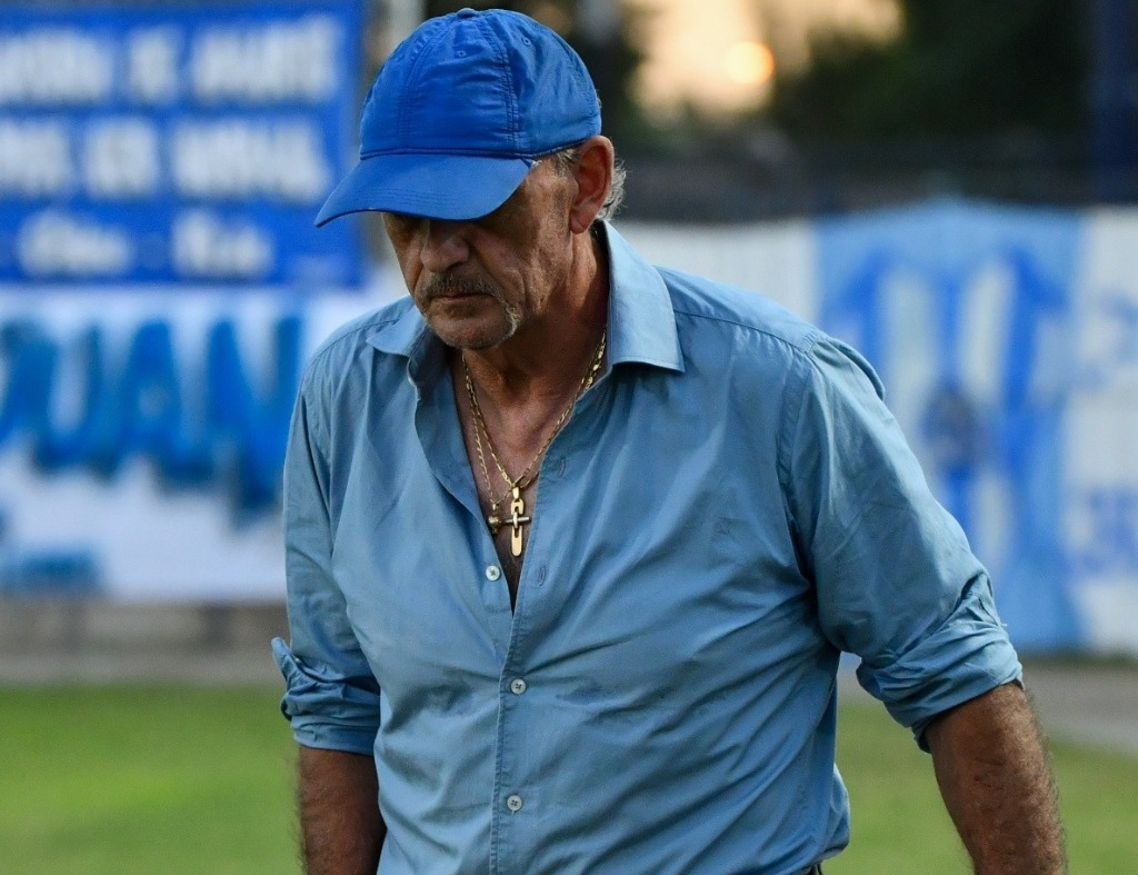 Víctor Riggio presentó la renuncia pero por ahora sigue en Sarmiento