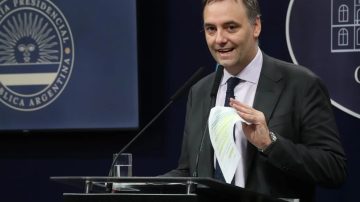 Adorni negó censura al periodismo y evitó responder sobre sus viajes y la compra de inmuebles