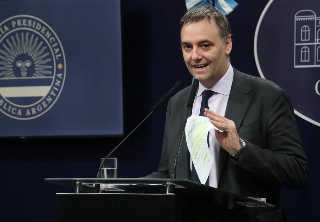 Adorni negó censura al periodismo y evitó responder sobre sus viajes y la compra de inmuebles