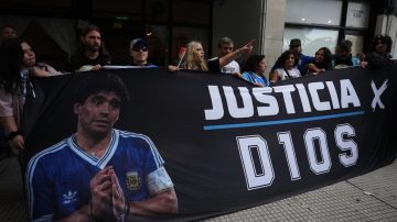 Juicio por la muerte de Maradona: uno de los médicos forenses mencionó que el cuerpo presentaba “edemas”