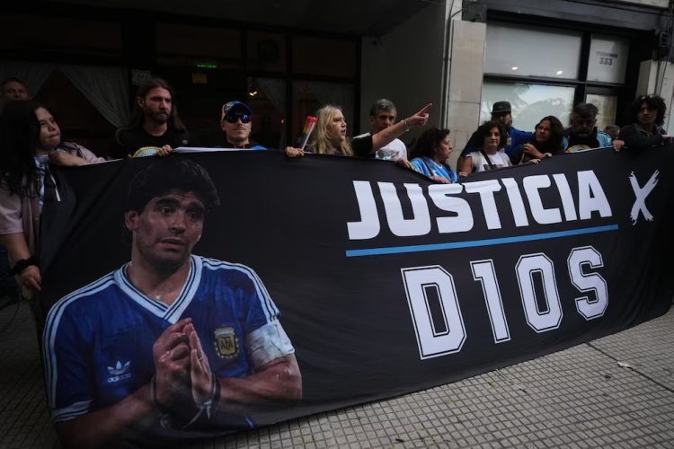 Juicio por la muerte de Maradona: uno de los médicos forenses mencionó que el cuerpo presentaba “edemas”