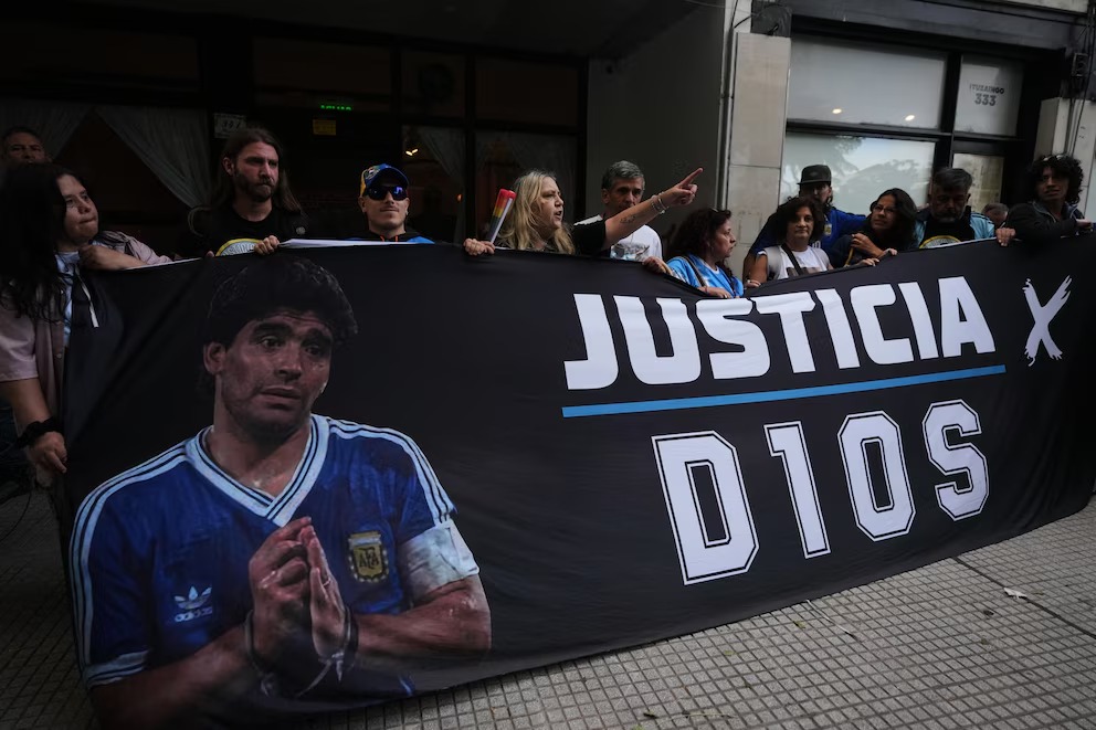 Juicio por la muerte de Maradona: uno de los médicos forenses mencionó que el cuerpo presentaba “edemas”