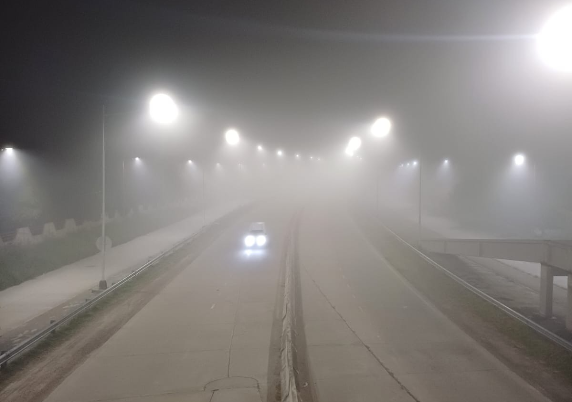 Amanecer con niebla en Santiago del Estero: la diferencia con neblina y cómo se forma