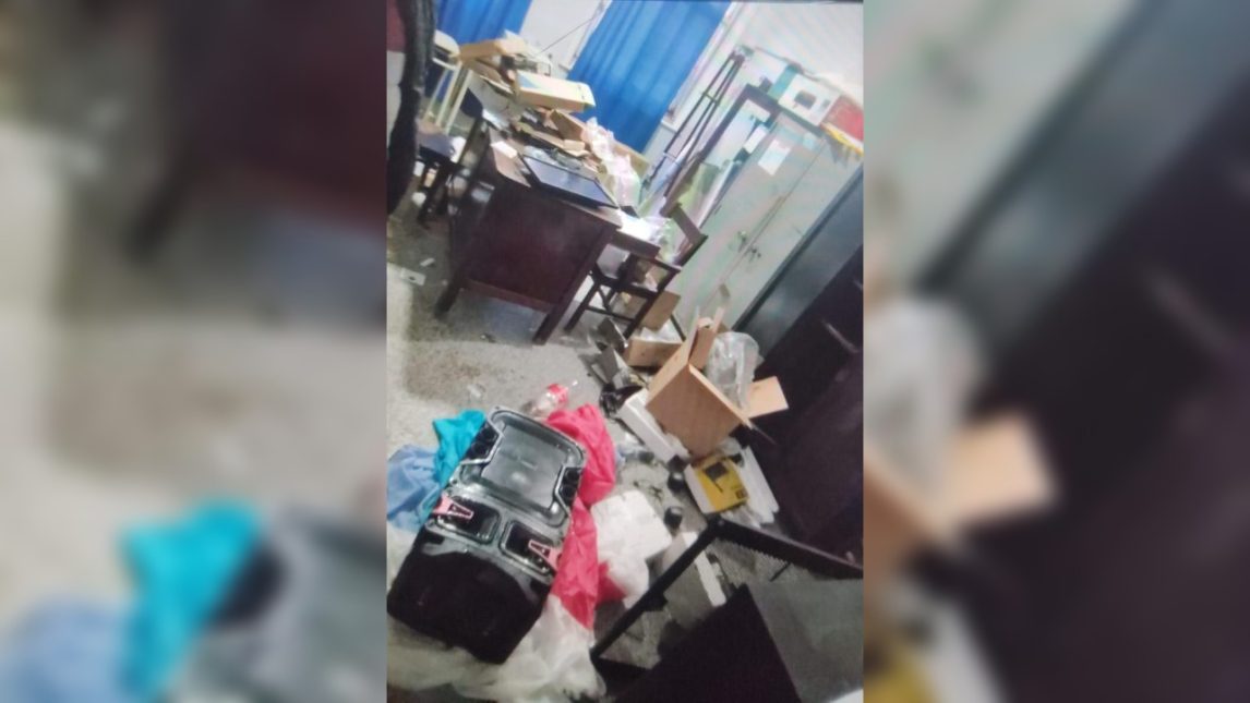 Delincuentes ingresaron a una escuela de El Aibe y se llevaron computadoras y parlantes