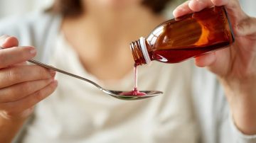 Si tengo tos, ¿debo tomar jarabe? Cuándo usarlos y cuál elegir