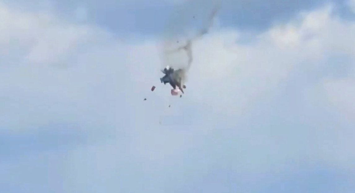 Video: impresionante choque de dos aviones militares en un show aéreo en Estados Unidos