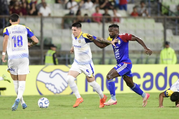 Un golpeado Rosario Central buscará la clasificación ante Universidad Central
