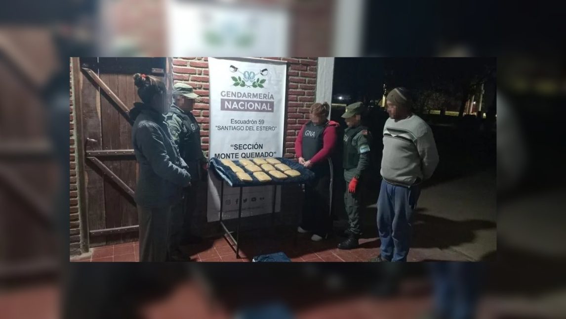 Una pasajera de colectivo fue detenida con cocaína oculta entre prendas de vestir