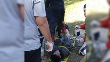 Joven motociclista chocó contra el guardarraíl y sufrió una grave herida