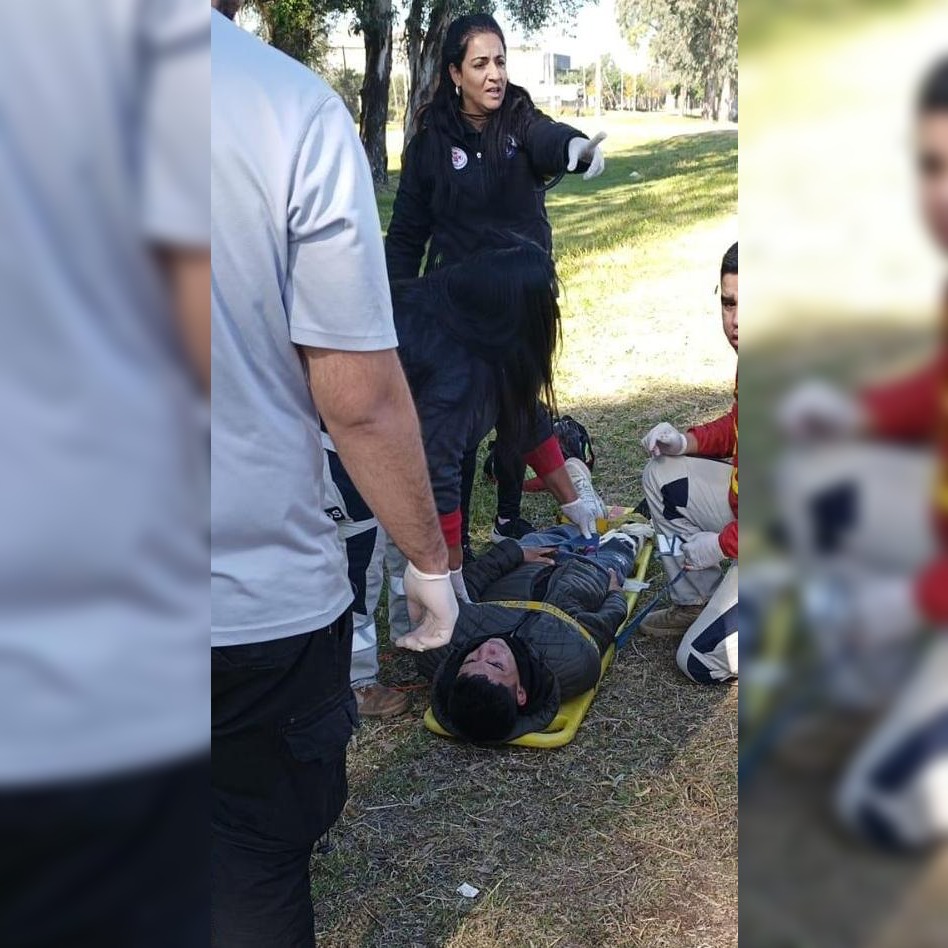 Joven motociclista chocó contra el guardarraíl y sufrió una grave herida