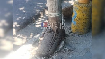 Peligro: advierten por un poste a punto de caer en Avenida Belgrano y Jujuy
