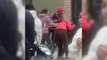 B° Siglo XX: puesteras se trenzaron en peleas paralelas por un lugar en la feria