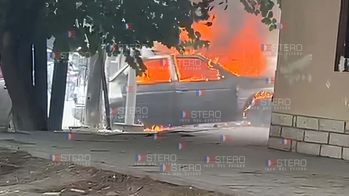 Conmoción en La Banda: el incendio de un automóvil causó caos e investigan las causas que lo provocaron