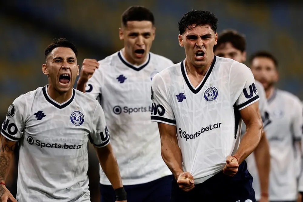 Independiente Rivadavia ganó en Bolivia, terminó invicto y líder del grupo