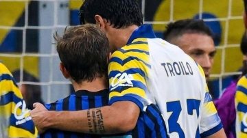 Picante cruce en Italia: Troilo chicaneó a Barella en pleno partido
