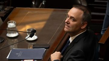 Manuel Adorni recortó $20.000 millones en el programa de Acceso a los Medicamentos