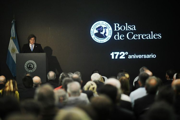 Milei anunció la baja de retenciones al trigo, a la cebada y a la soja