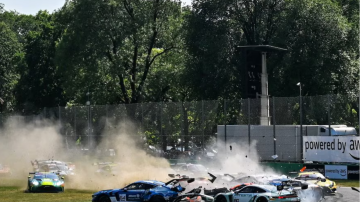 Impactante choque múltiple en Monza: 11 autos involucrados y dos argentinos lograron esquivarlo