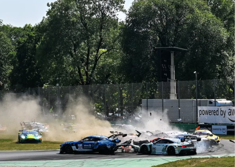 Impactante choque múltiple en Monza: 11 autos involucrados y dos argentinos lograron esquivarlo