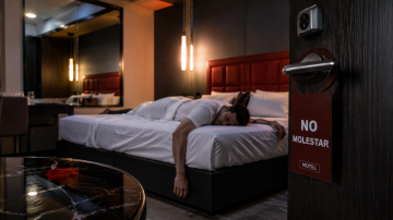 Fue a un motel, se durmió y aseguró que le robaron $100 mil