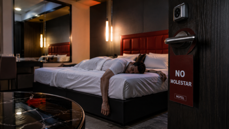 Fue a un motel, se durmió y aseguró que le robaron $100 mil