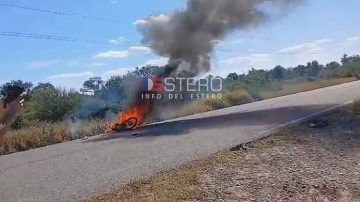 Una mujer viajaba de Monte Quemado a Campo Gallo y se le incendió la moto, fue hospitalizada