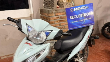 Recuperaron una motocicleta robada y buscan a dos sospechosos señalados por vecinos