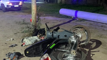 Motociclista se estrelló contra un poste de tendido eléctrico en Avenida Independencia