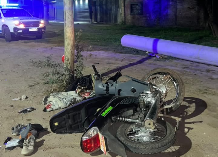 Motociclista se estrelló contra un poste de tendido eléctrico en Avenida Independencia