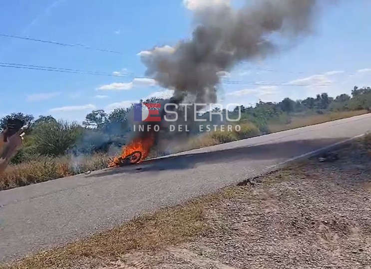 Una mujer viajaba de Monte Quemado a Campo Gallo y se le incendió la moto, fue hospitalizada