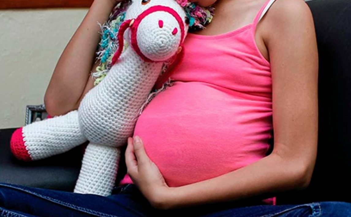 La niña de 12 años, embarazada de 7 meses, quedó a cargo de su abuela; la madre tiene prohibido acercarse