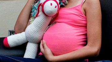 La niña de 12 años, embarazada de 7 meses, quedó a cargo de su abuela; la madre tiene prohibido acercarse