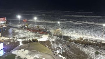 Olas gigantes y vientos de 100 km/h mantienen en alerta a toda la Costa bonaerense