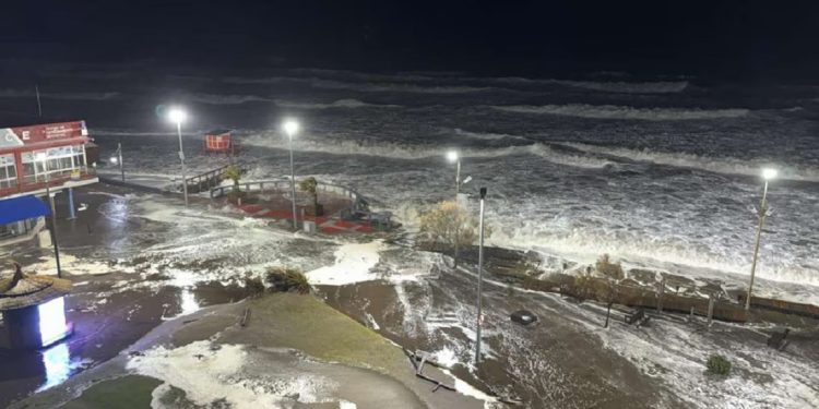 Olas gigantes y vientos de 100 km/h mantienen en alerta a toda la Costa bonaerense